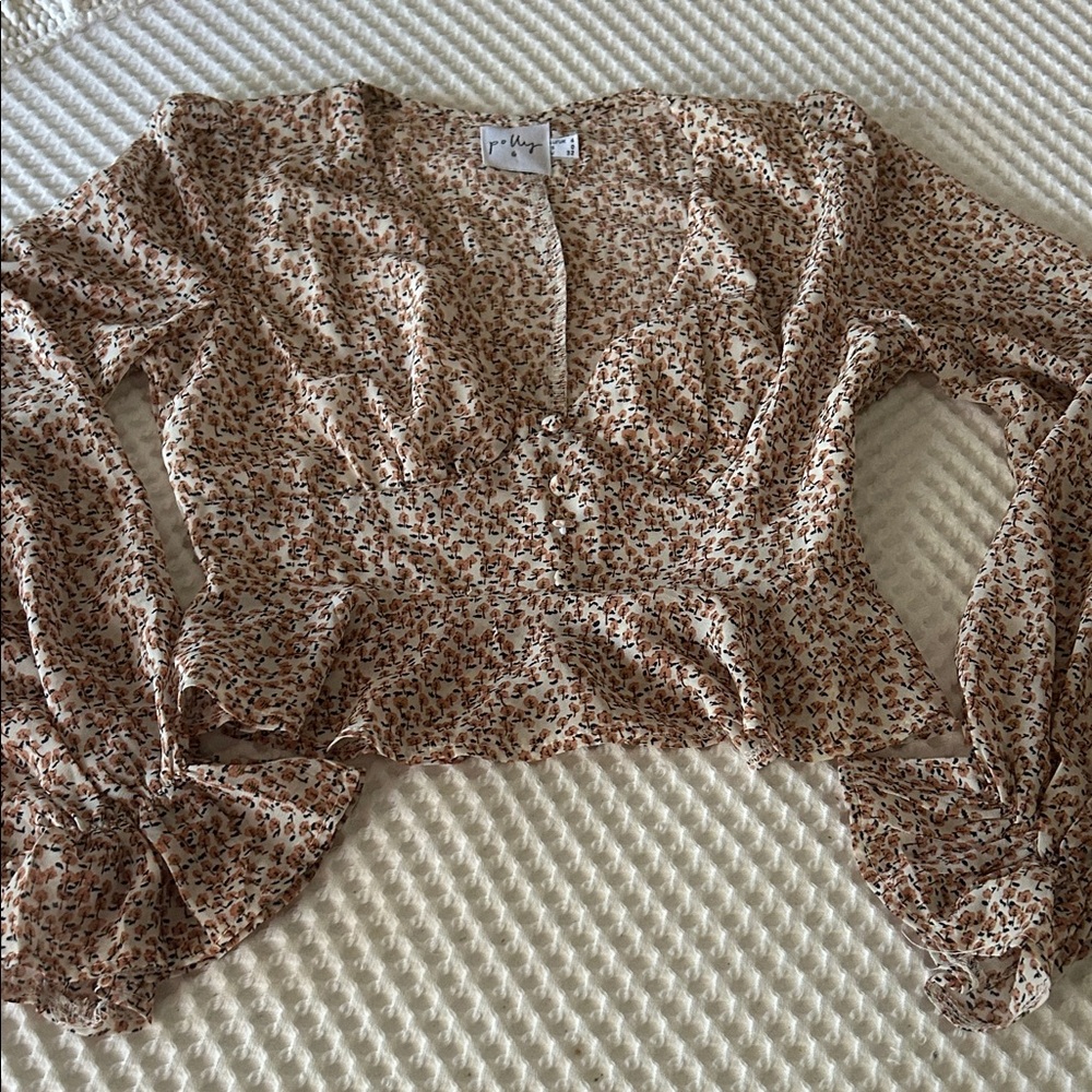 Chic Floral Blouse in Cream and Brown